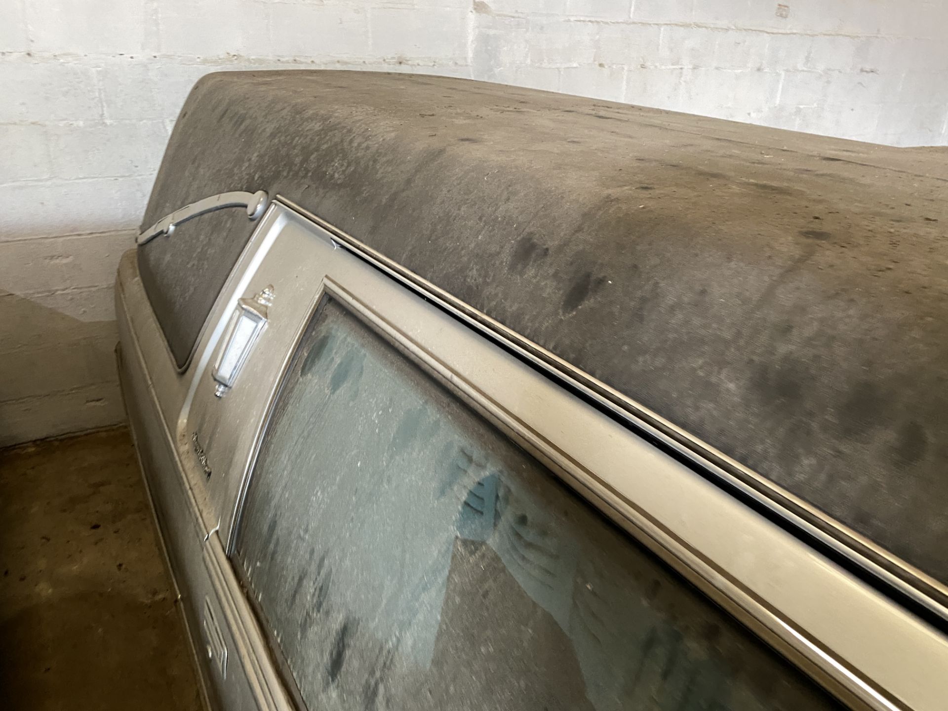 APPROX 1996 CADILLAC HEARSE IN SILVER WITH KEYS - Image 3 of 7