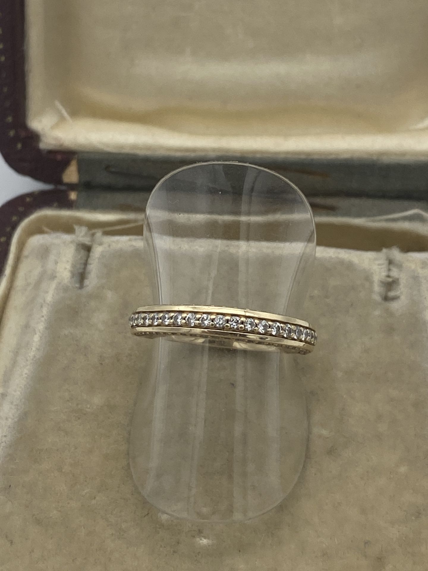 9ct GOLD DIAMOND SET RING