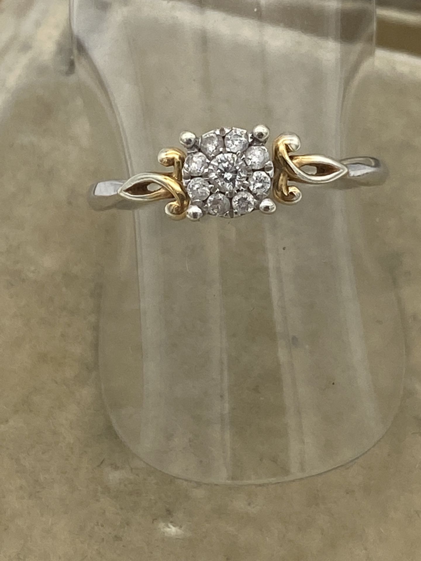 9ct GOLD DIAMOND CLUSTER RING