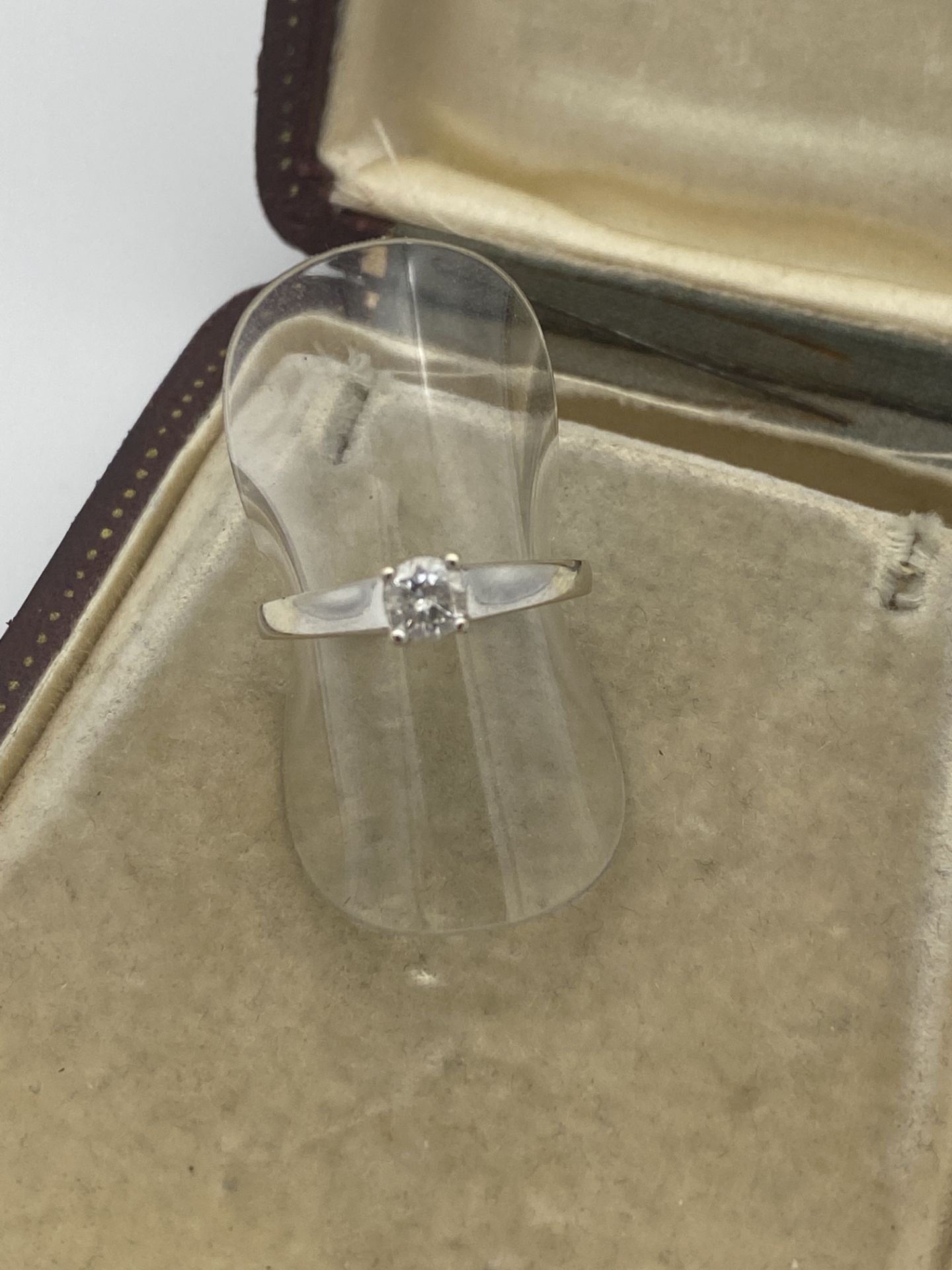 18ct WHITE GOLD 0.33ct DIAMOND SOLITAIRE RING - Image 3 of 3