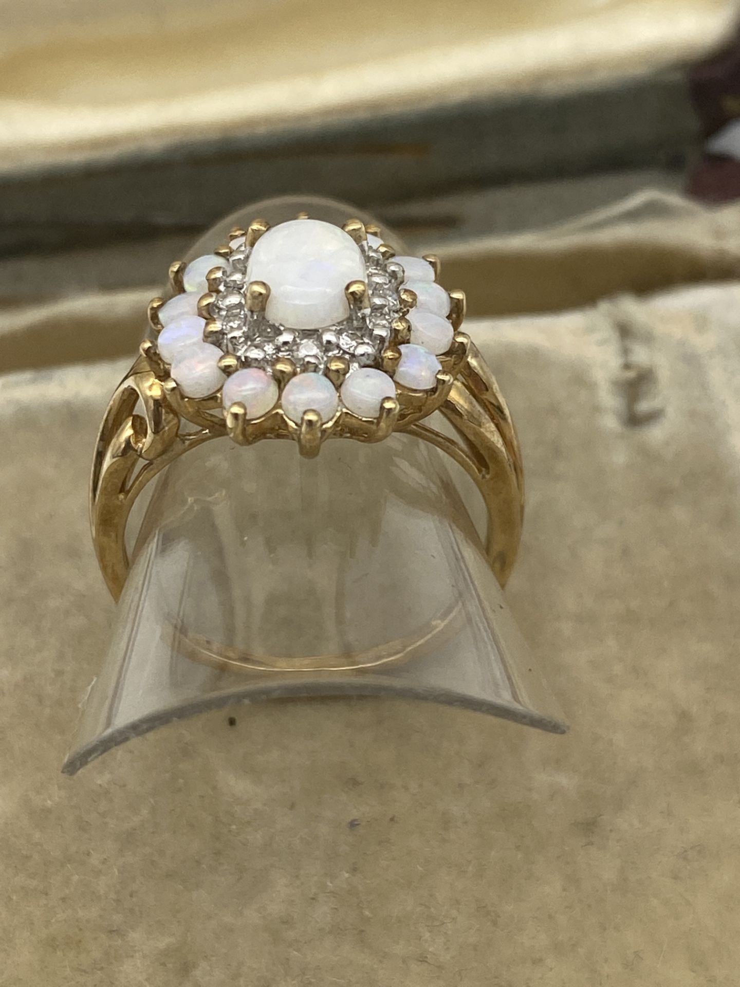 9ct GOLD OPAL CLUSTER RING - Image 2 of 2