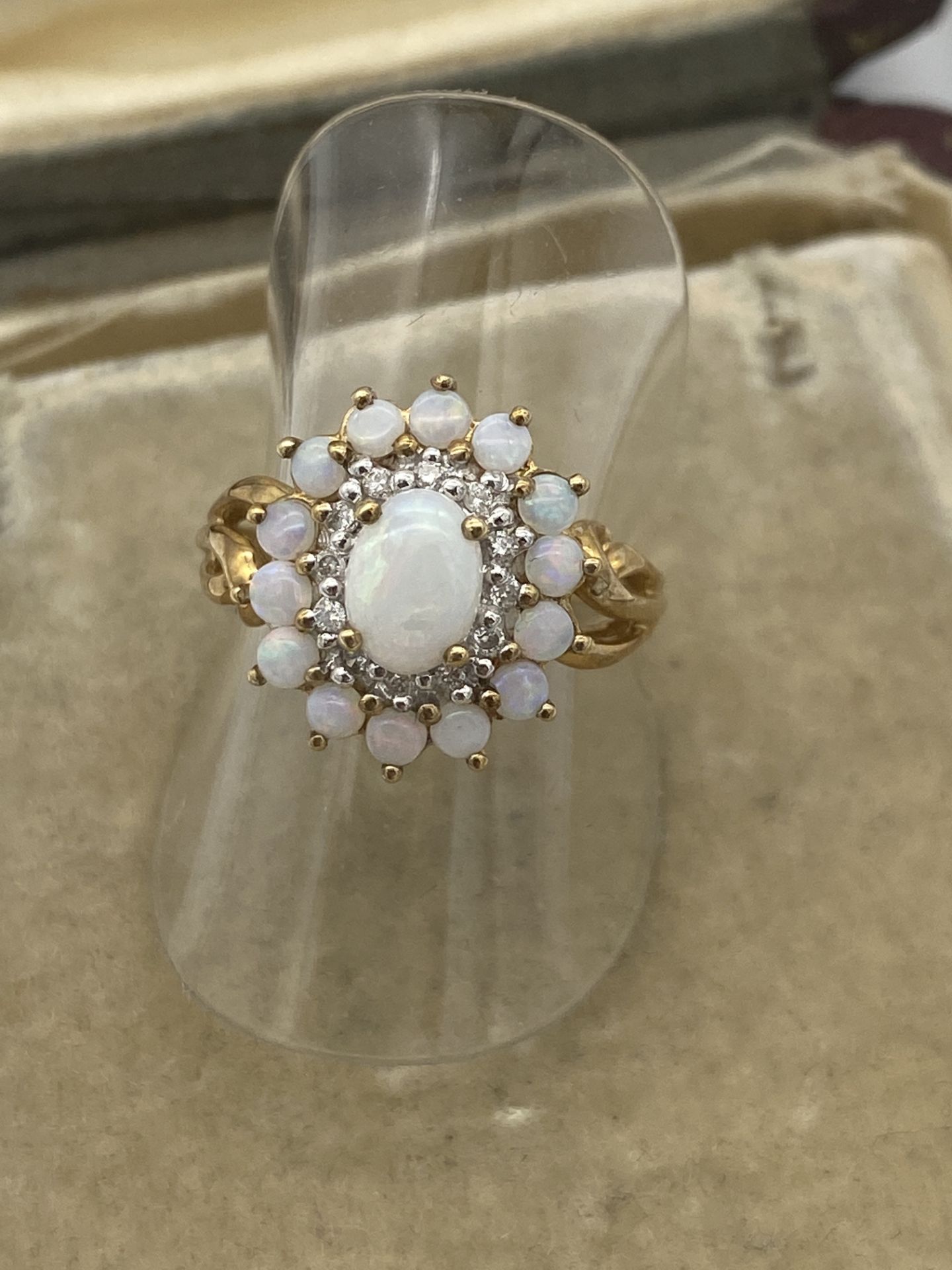 9ct GOLD OPAL CLUSTER RING