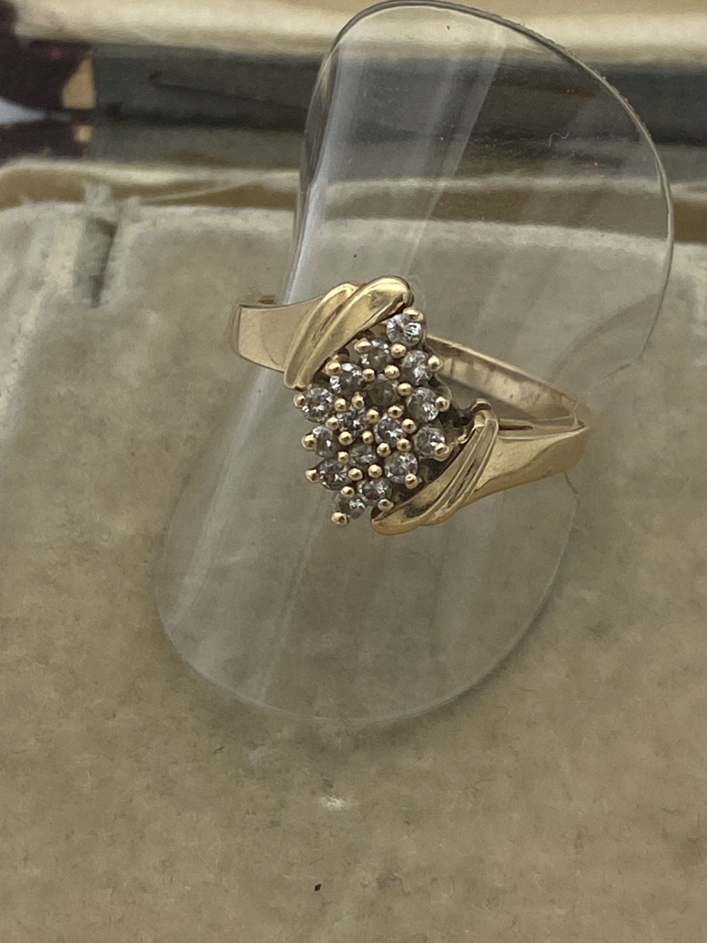 14ct GOLD DIAMOND CLUSTER RING