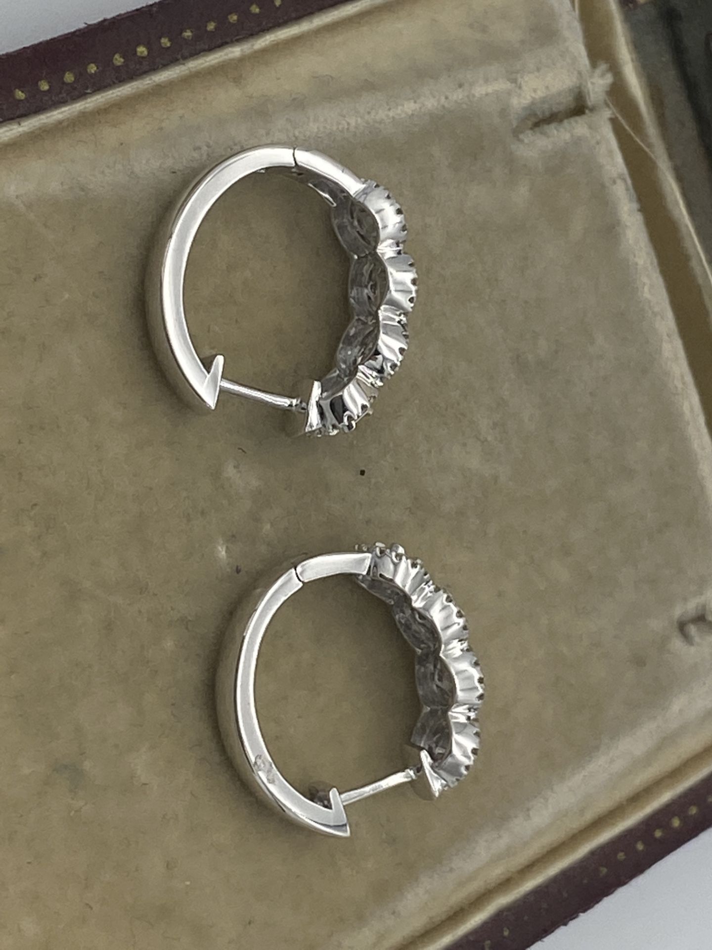 9ct WHITE GOLD 1.00ct DIAMOND EARRINGS - Image 2 of 3