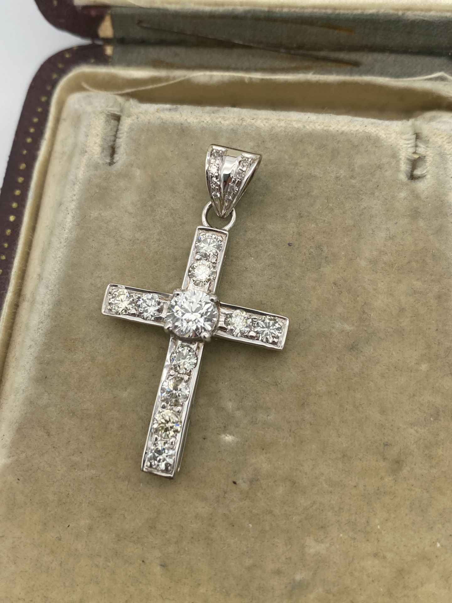 WHITE GOLD 1.00ct DIAMOND SET CROSS - Image 5 of 6