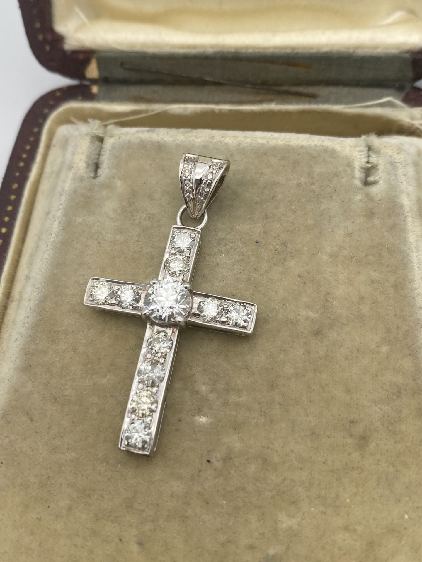 WHITE GOLD 1.00ct DIAMOND SET CROSS - Image 4 of 6