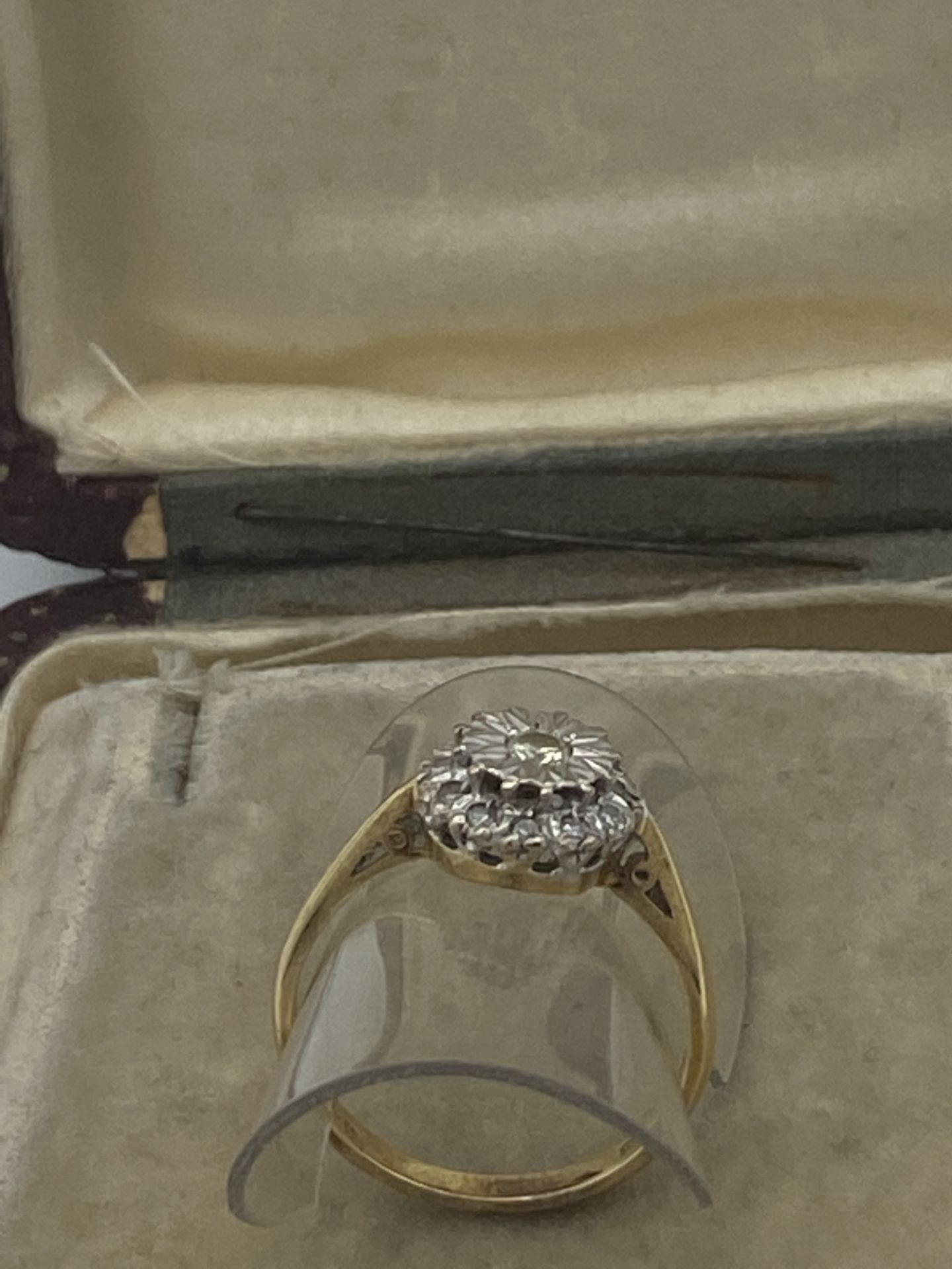 18ct GOLD DIAMOND SET RING - Image 2 of 2