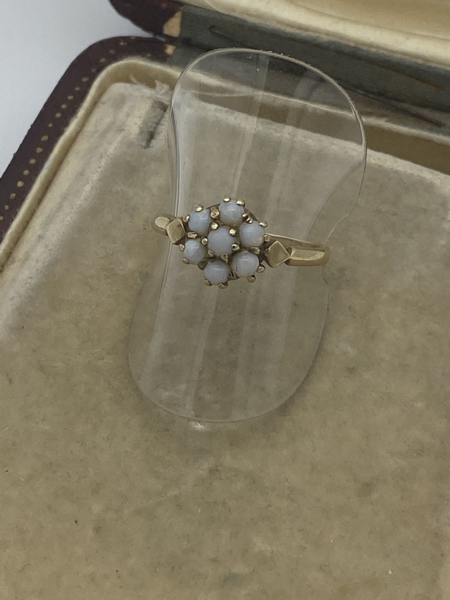 9ct GOLD OPAL CLUSTER RING - Image 2 of 2