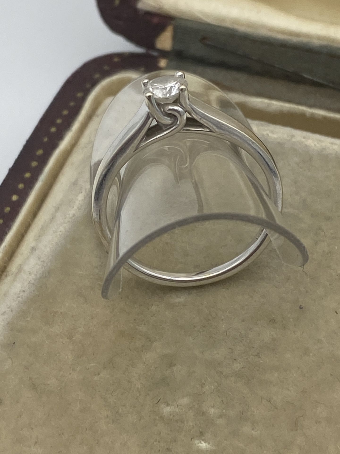 18ct WHITE GOLD 0.33ct DIAMOND SOLITAIRE RING - Image 2 of 3