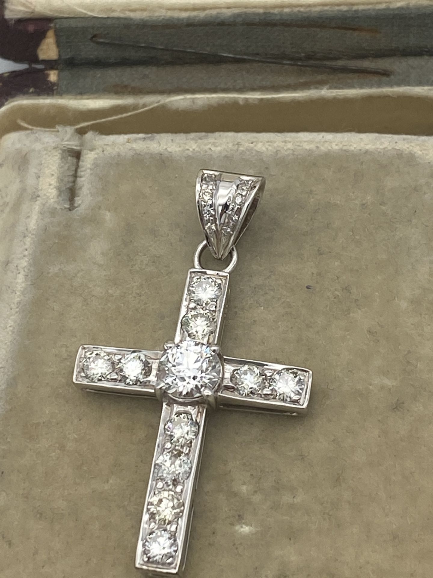 WHITE GOLD 1.00ct DIAMOND SET CROSS