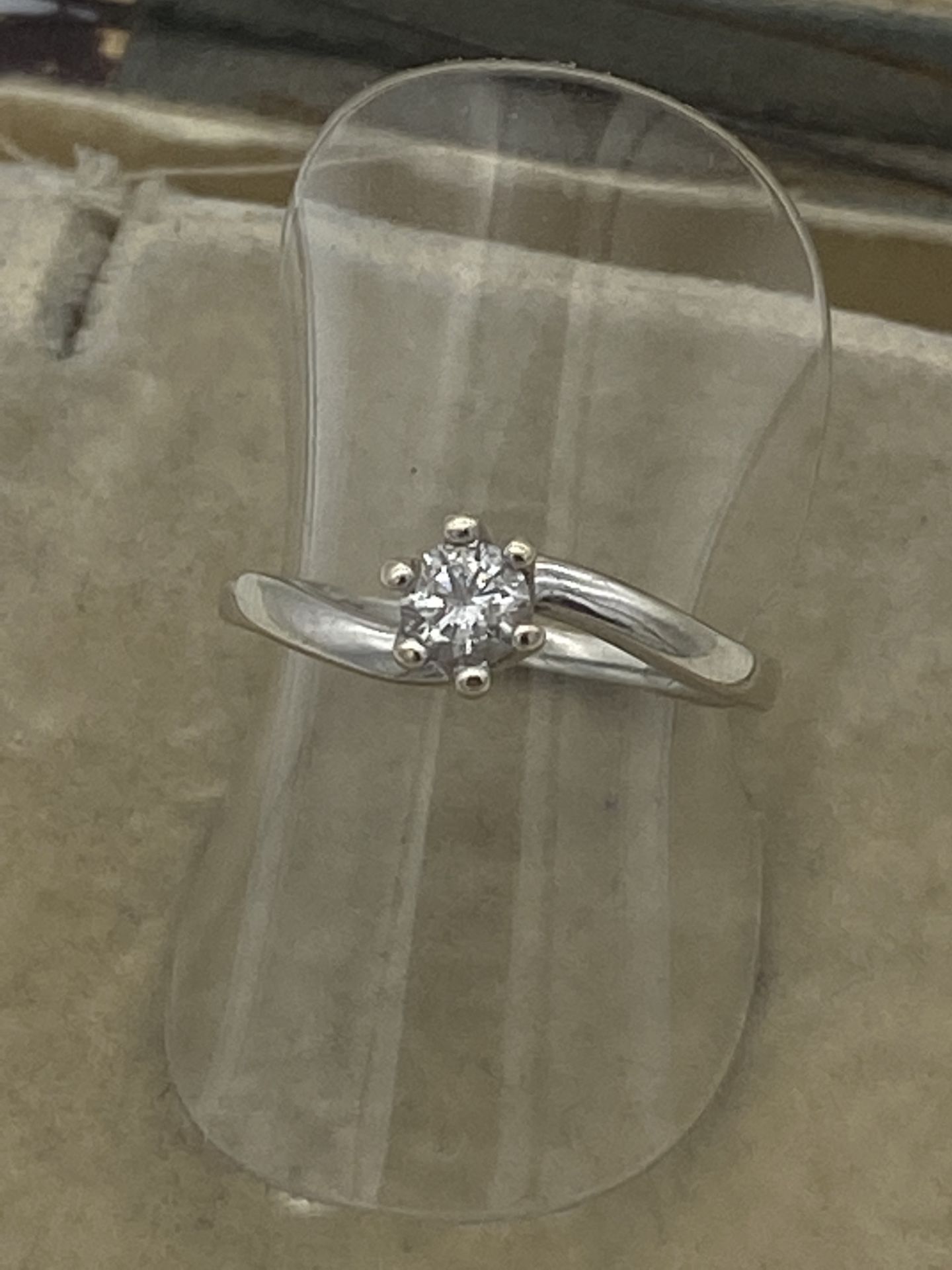 9ct WHITE GOLD 0.25ct DIAMOND CROSSOVER RING