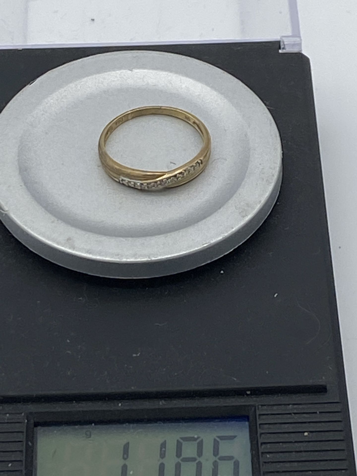 9ct Gold Diamond Ring - Image 2 of 2