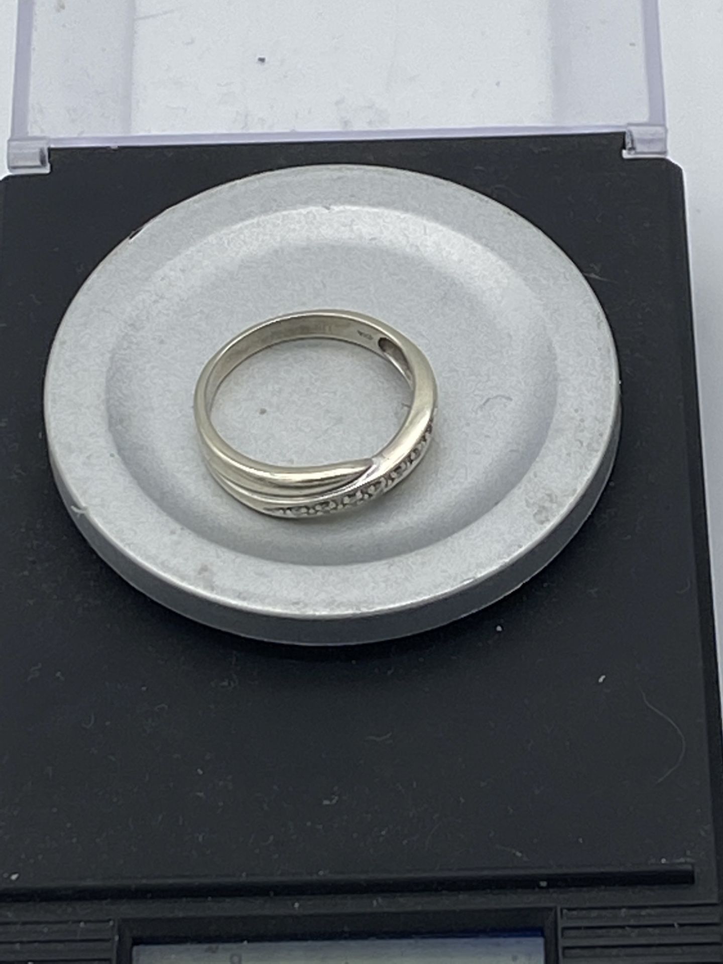 9ct Gold Diamond Ring - Image 2 of 2