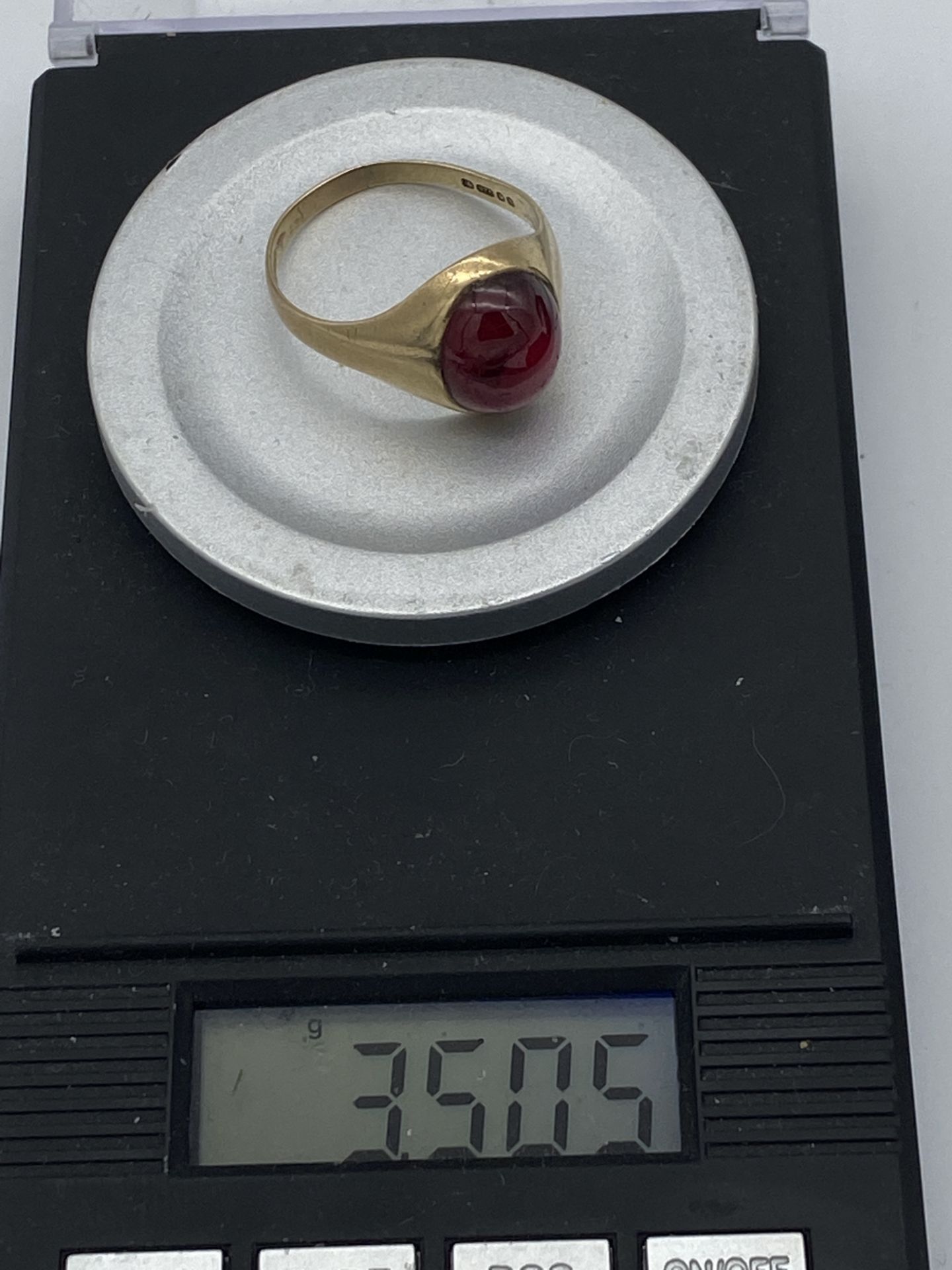 9ct Gold Large Red Stone Set RIng - Image 2 of 2