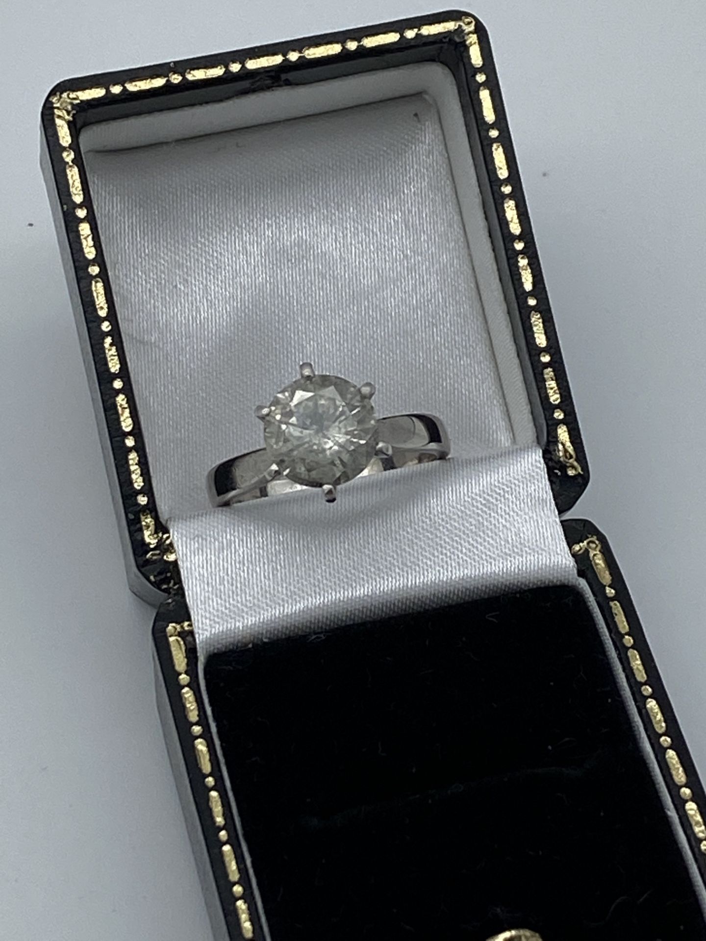 2.00ct DIAMOND SOLITAIRE RING SET IN 18ct WHITE GOLD - Image 2 of 4