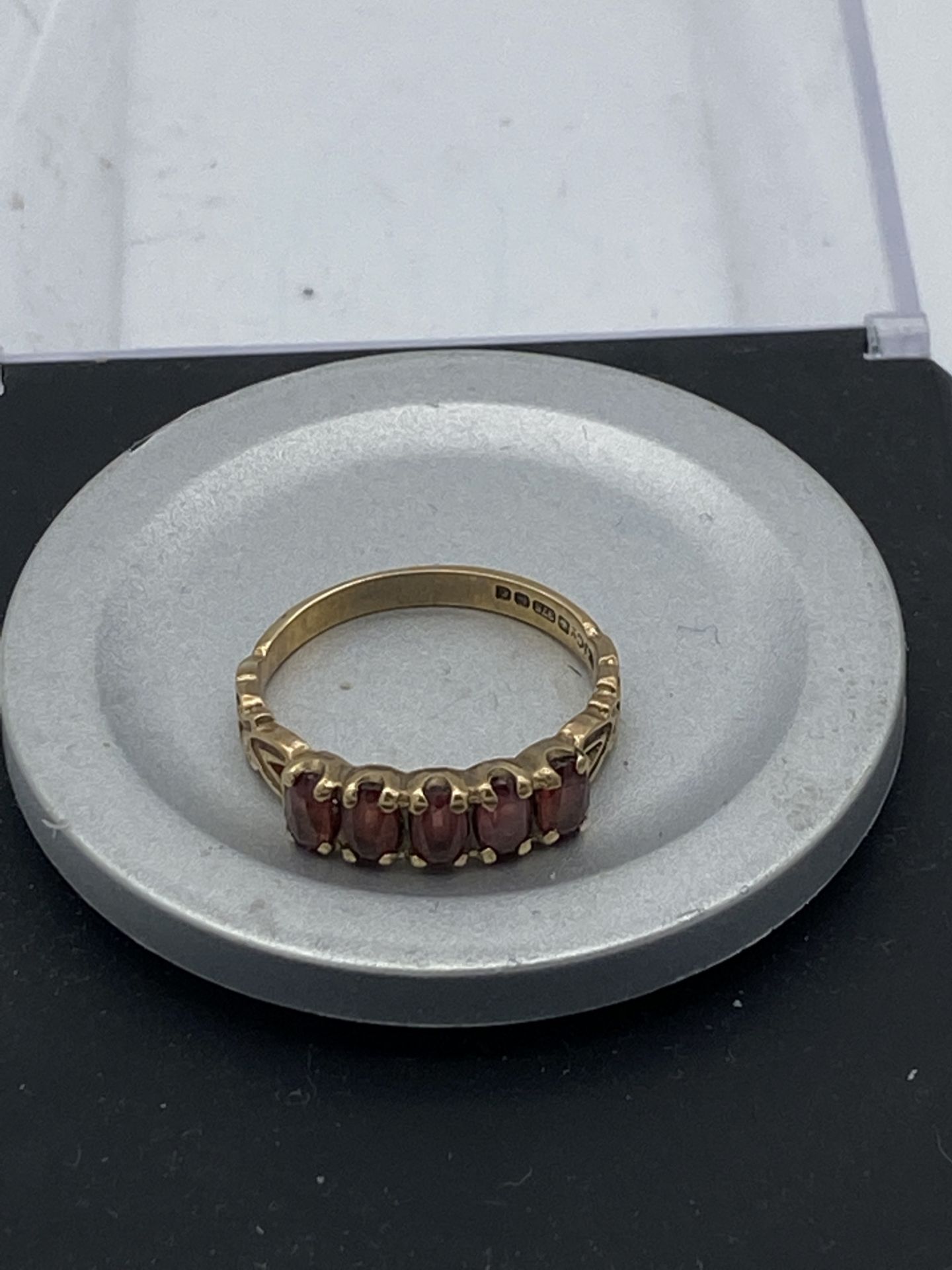 9ct Gold Red Stone Set Ring - Image 2 of 3