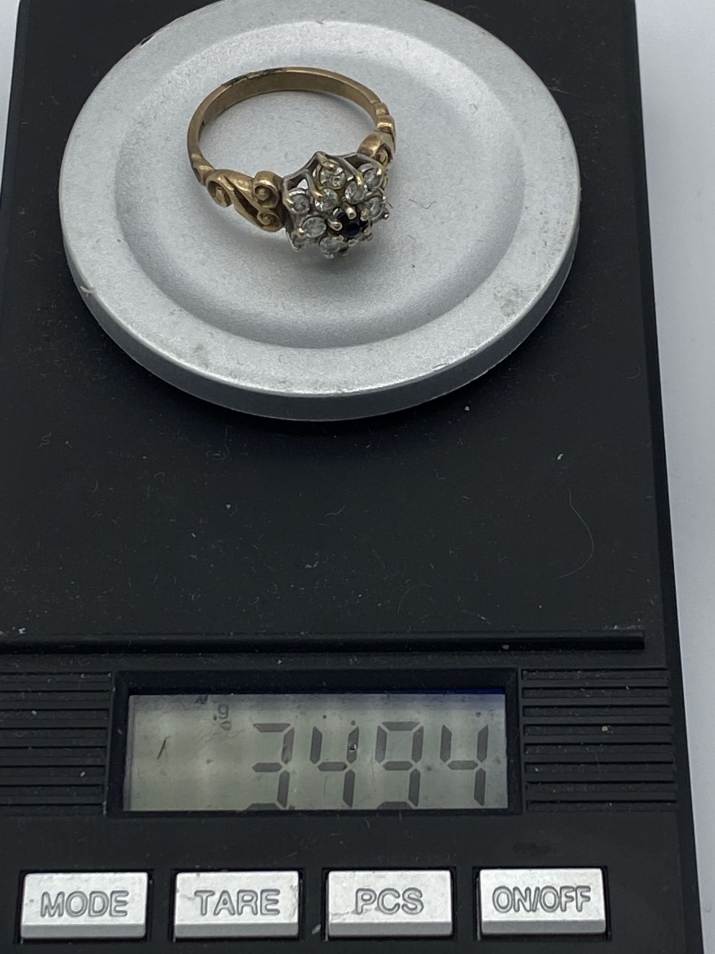 9ct Gold White & Black Stone Set Ring - Image 2 of 2
