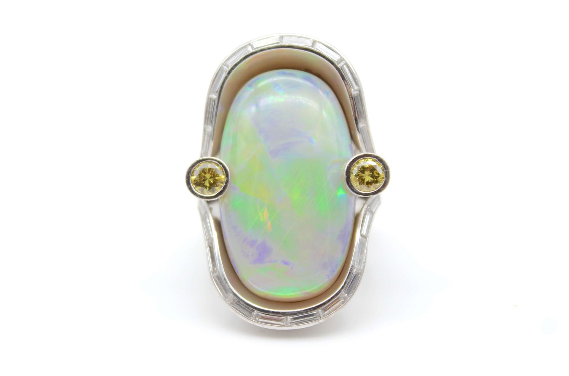 Ring aus 750er Weißgold mit einem weißen Edelopal und 2 gelben Brillanten, Fancy Yellow