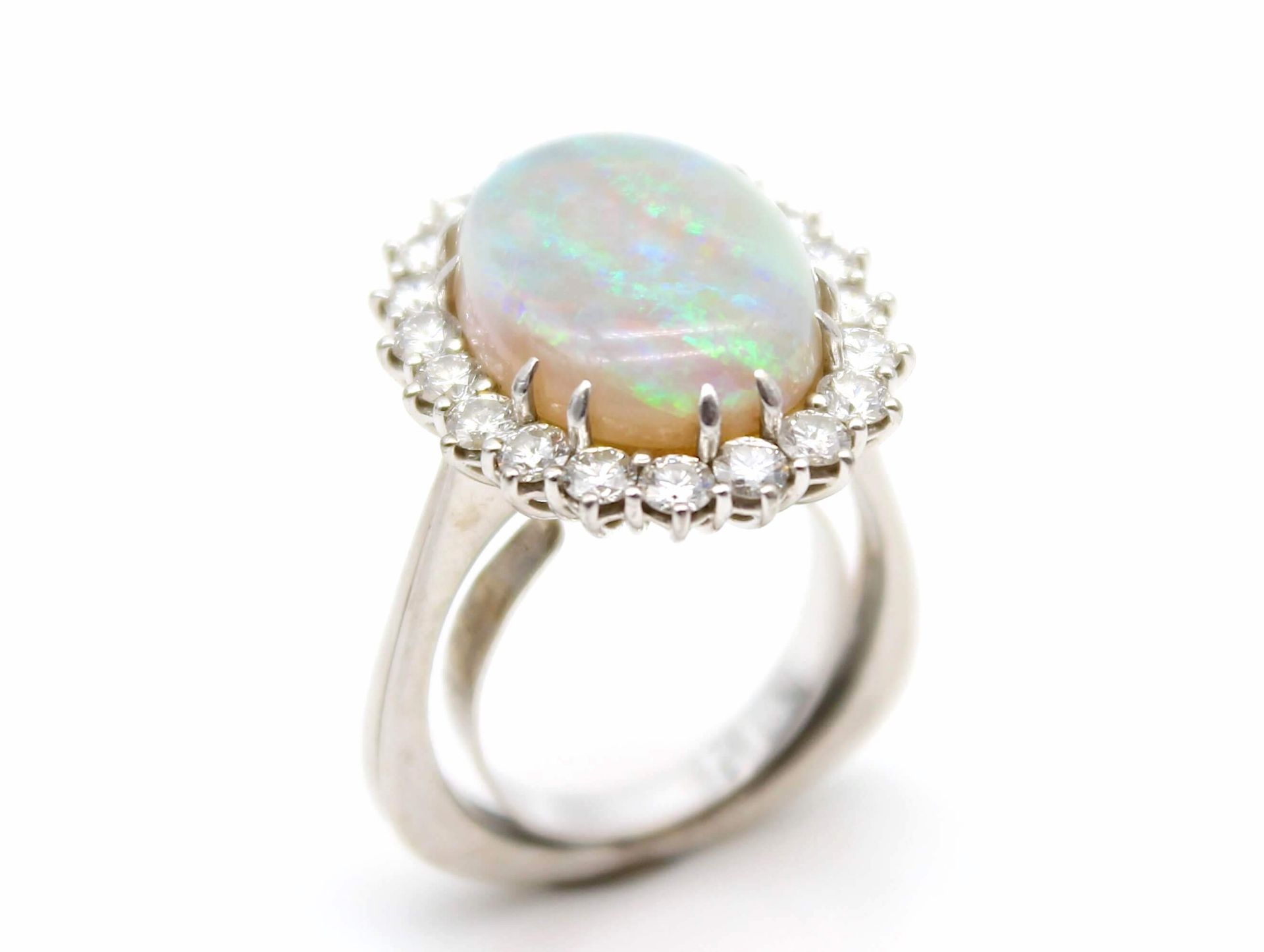 Ring aus 750er Weißgold mit einem weißen Edelopal und 20 Brillanten - Image 2 of 4