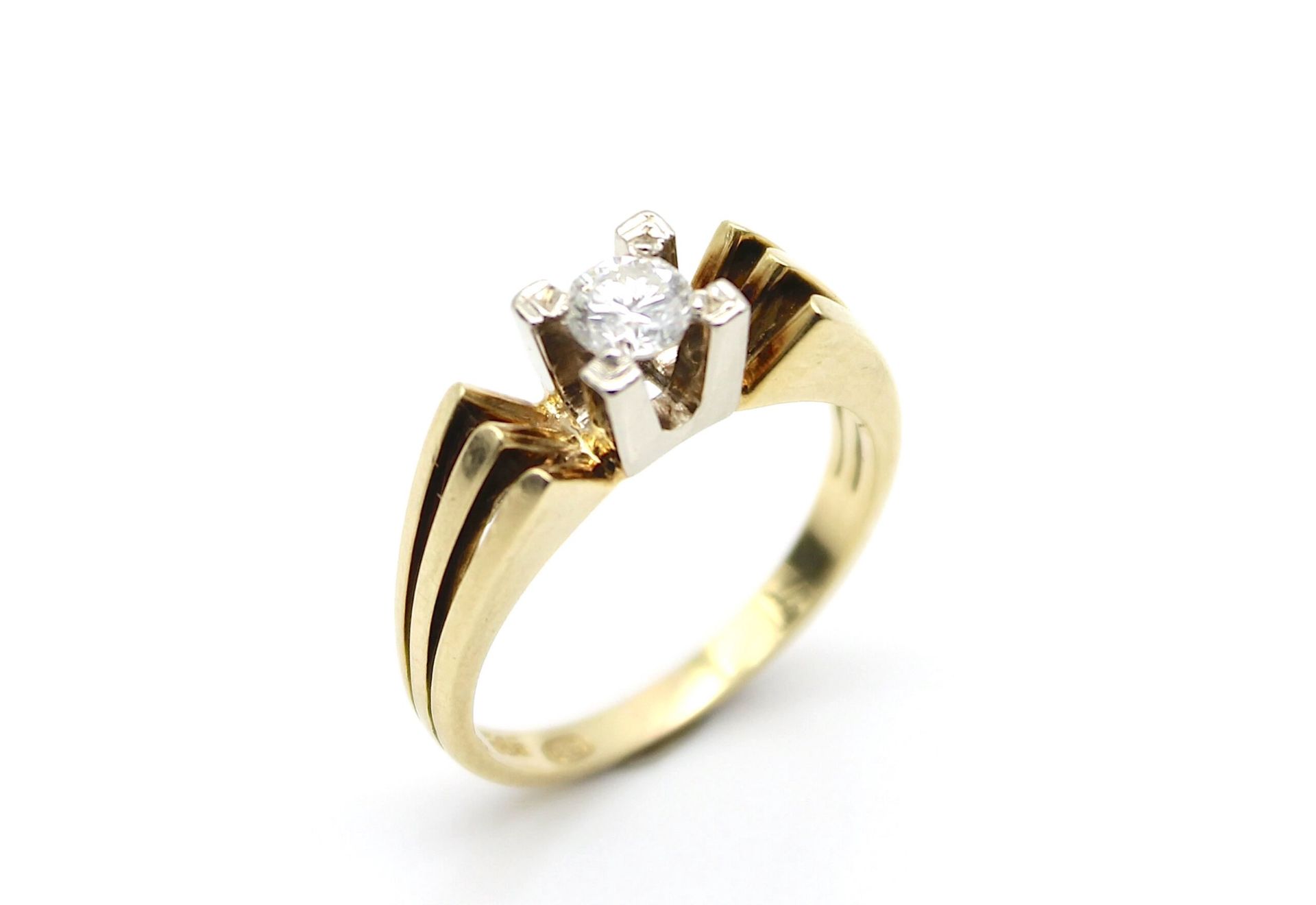 Ring aus 585er Gelb- und Weißgold mit einem Brillanten - Bild 3 aus 3