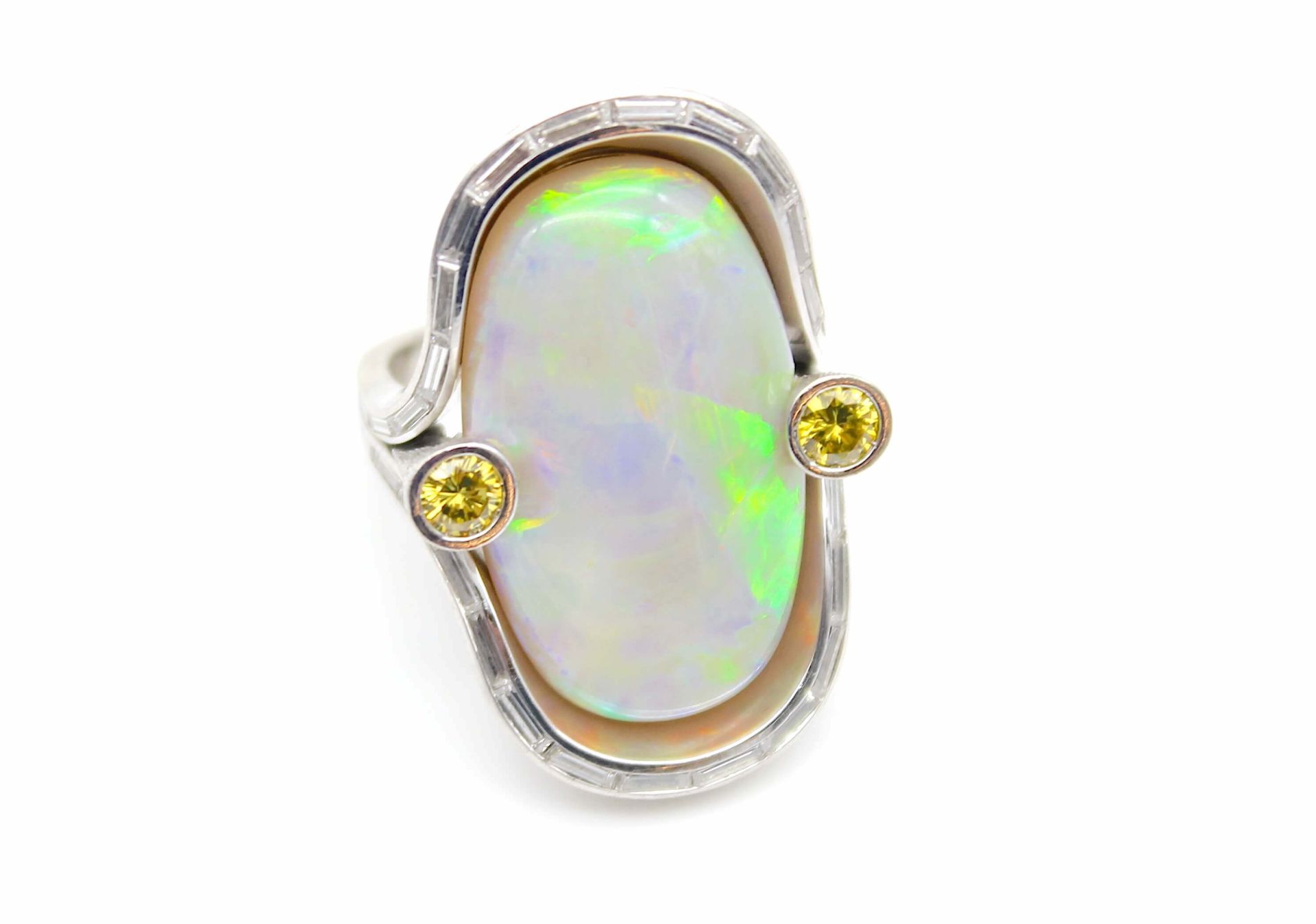 Ring aus 750er Weißgold mit einem weißen Edelopal und 2 gelben Brillanten, Fancy Yellow - Bild 4 aus 4