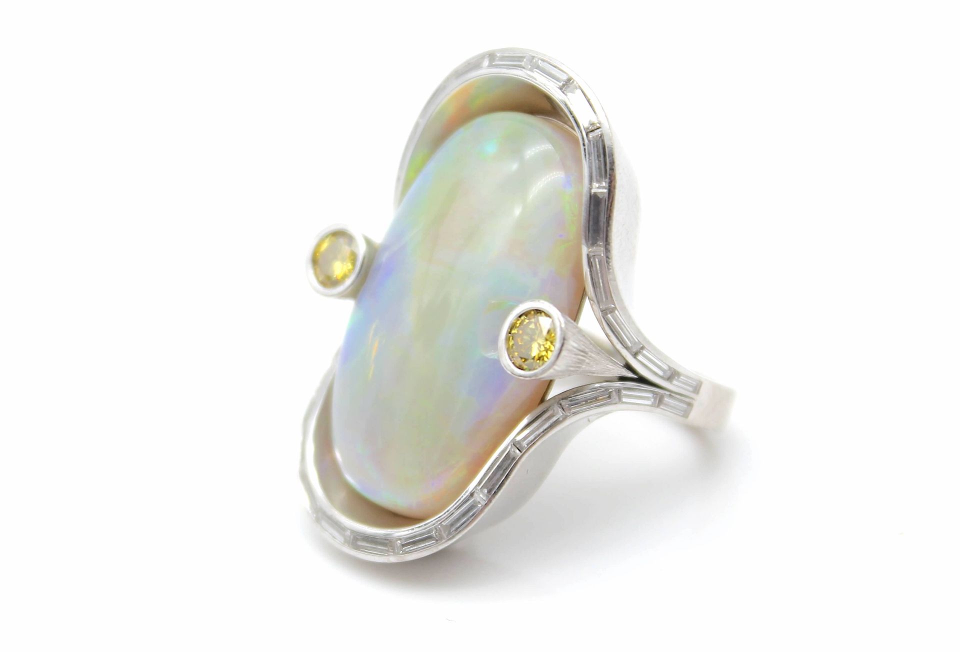 Ring aus 750er Weißgold mit einem weißen Edelopal und 2 gelben Brillanten, Fancy Yellow - Bild 2 aus 4