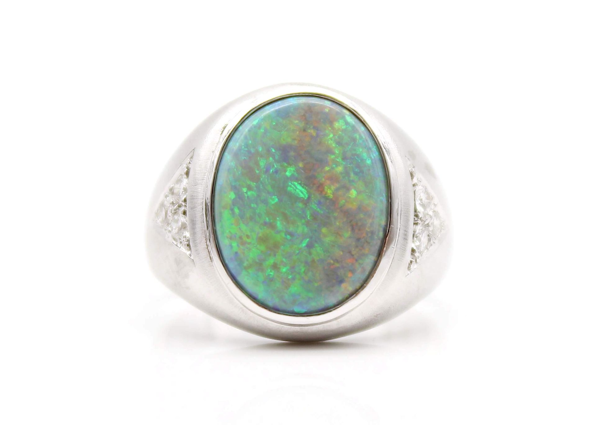 Ring aus 750er Weißgold mattiert mit einem Edelopal und 6 Brillanten