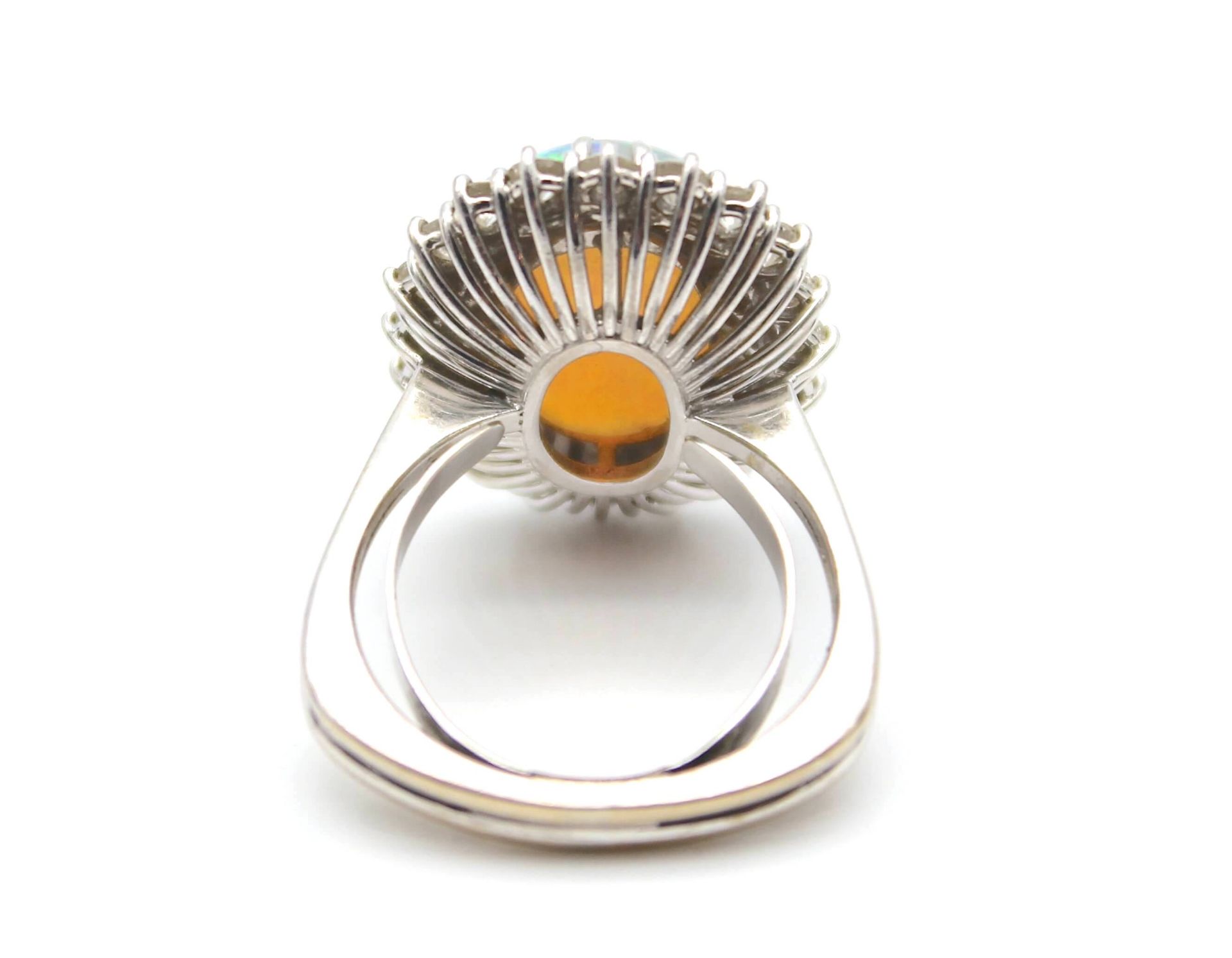 Ring aus 750er Weißgold mit einem weißen Edelopal und 20 Brillanten - Image 4 of 4