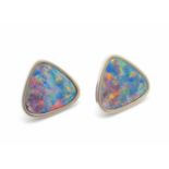 1 Paar Ohrringe geprüft auf 585er Weißgold mit je einem Opal