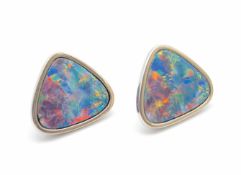 1 Paar Ohrringe geprüft auf 585er Weißgold mit je einem Opal