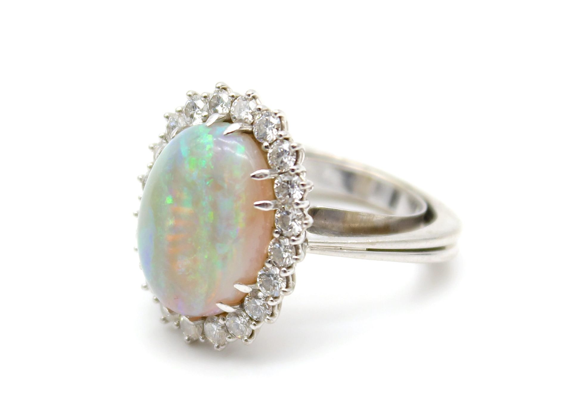 Ring aus 750er Weißgold mit einem weißen Edelopal und 20 Brillanten - Image 3 of 4