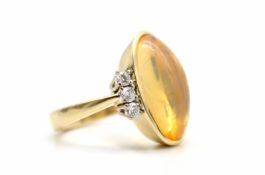 Ring aus 750er Gold mit einem Kristallopal und 6 Brillanten