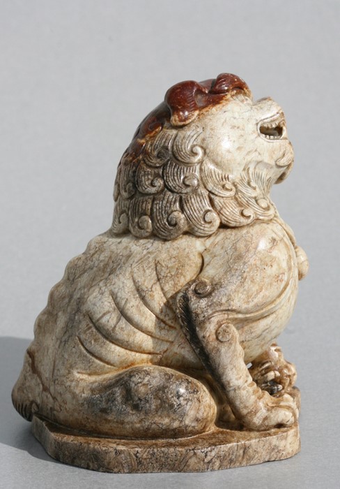 A Chinese figured jade / hardstone temple lion, 10cms (4ins) high. - Image 5 of 6