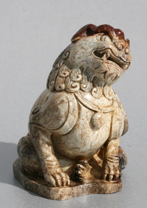 A Chinese figured jade / hardstone temple lion, 10cms (4ins) high. - Image 4 of 6