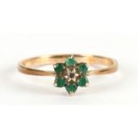 A 9ct gold emerald daisy ring, approx UK size 'R', weight 1.6g.