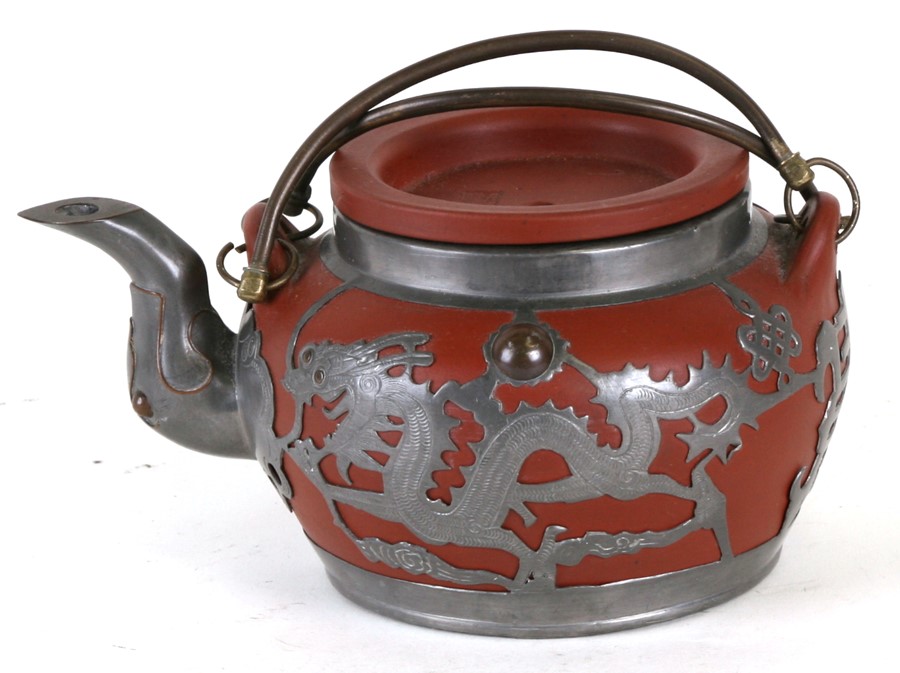 A Chinese Yixing teapot with pewter overlay decorated dragons, Tung King Shun Factory in Weihaiwei - Image 3 of 4