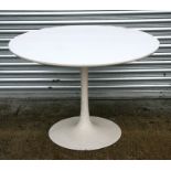 A mdi century Arcana dining table with tulip base, 106cms (41.5ins) diameter.