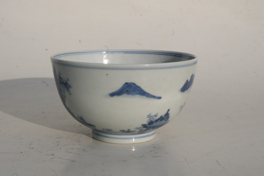 A Chinese blue & white bowl decorated with figures in a landscape, 14cms (5.5ins) diameter.Condition - Image 5 of 7