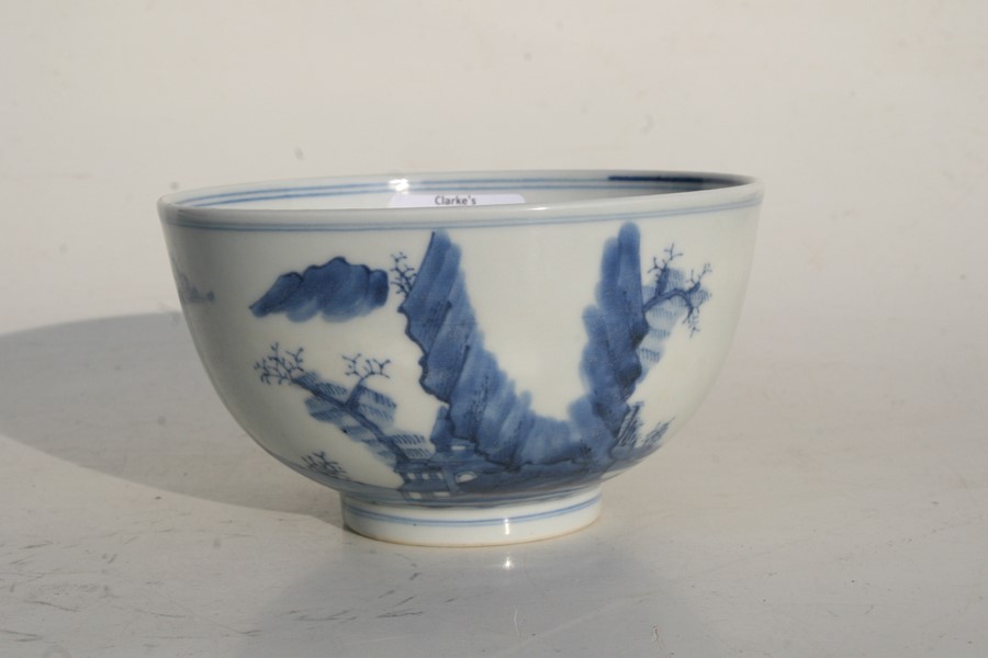 A Chinese blue & white bowl decorated with figures in a landscape, 14cms (5.5ins) diameter.Condition - Image 4 of 7