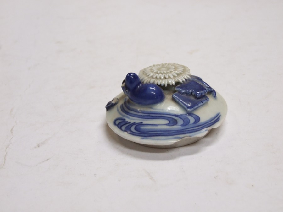 A Chinese blue & white lidded brush washer decorated with flowers, 10cms (4ins) diameter; together - Image 15 of 15