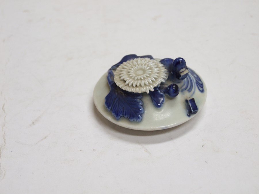 A Chinese blue & white lidded brush washer decorated with flowers, 10cms (4ins) diameter; together - Image 14 of 15