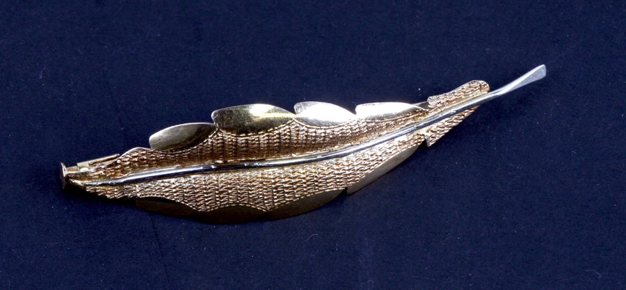 An 18ct gold leaf form brooch. 6.5cm (2.5 ins) wide. 5.4g