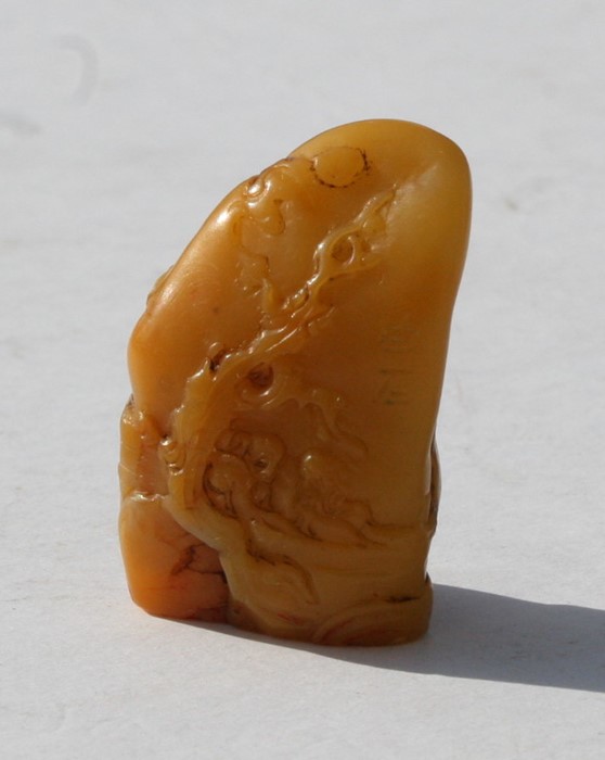A small Chinese carved soapstone boulder seal, 3.5cms (1.25ins) high - Image 6 of 8