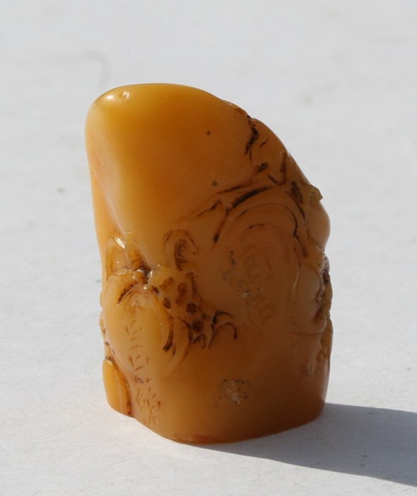 A small Chinese carved soapstone boulder seal, 3.5cms (1.25ins) high - Image 4 of 8