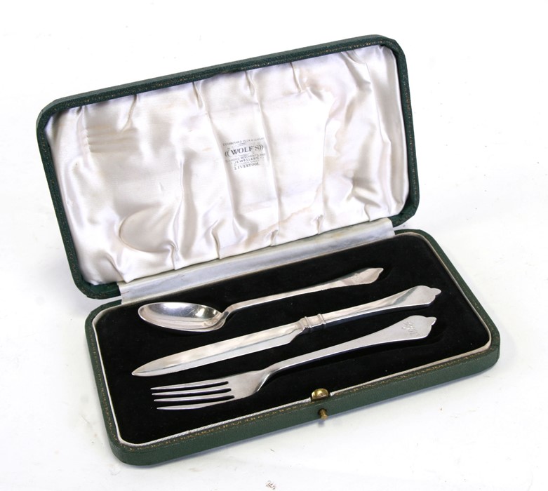 A silver three-piece christening set of trefoil form, Birmingham 1936, weight 105g, cased.