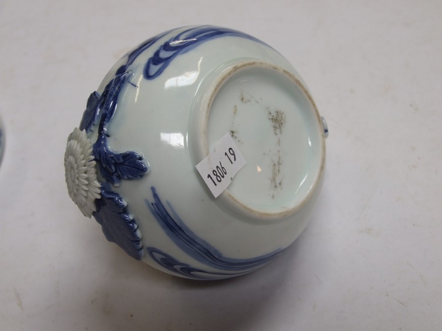 A Chinese blue & white lidded brush washer decorated with flowers, 10cms (4ins) diameter; together - Image 2 of 15