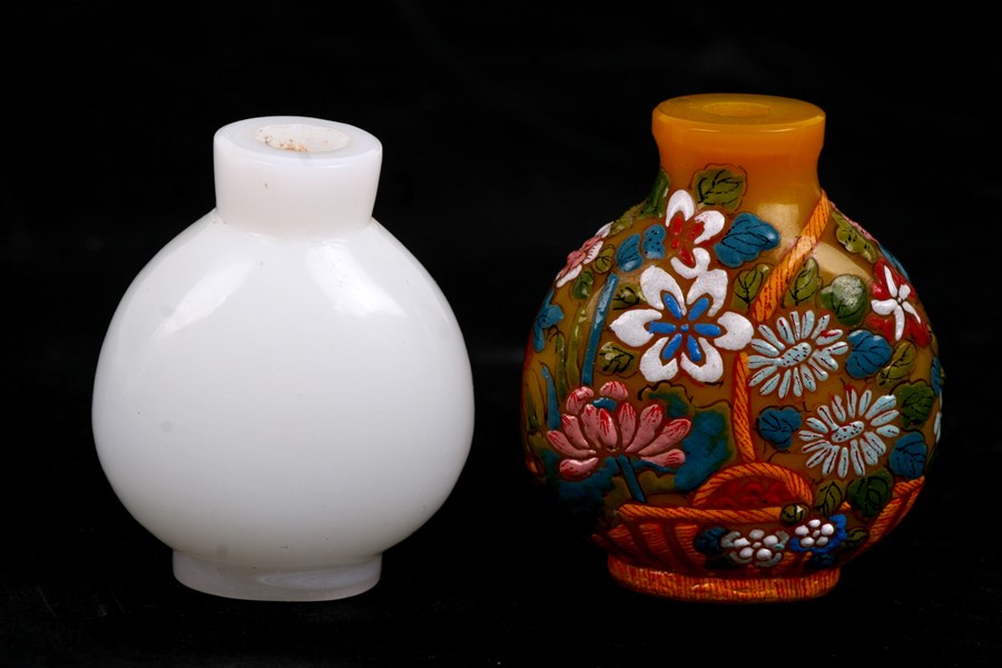 Two Chinese snuff bottles, the largest 5cms (2ins).