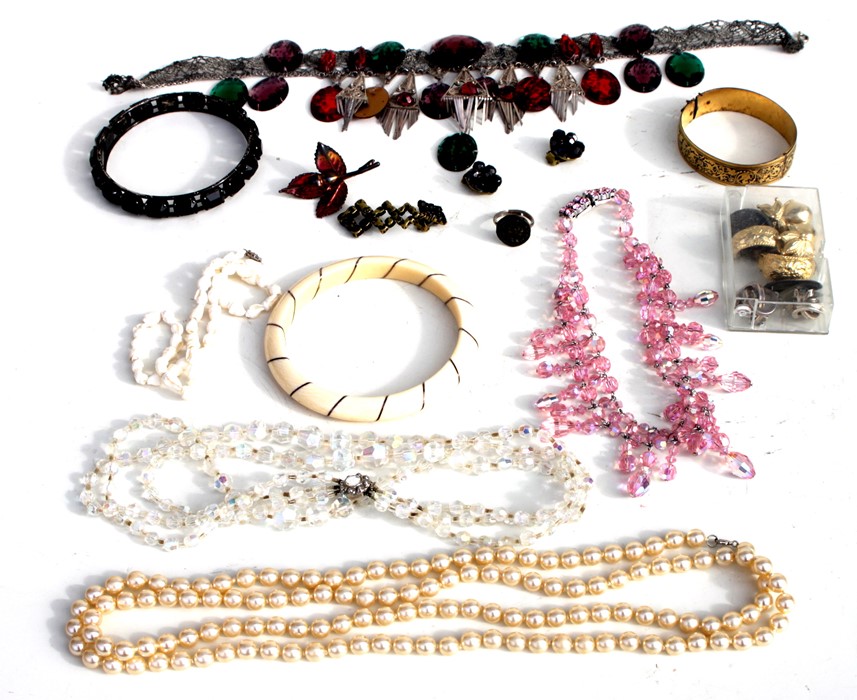 A quantity of costume jewellery.