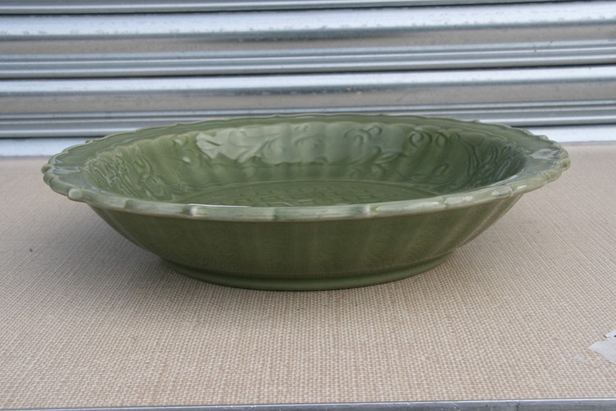 A large Chinese celadon glaze shallow bowl with incised decoration, 40cms (15.75ins) diameter. - Image 4 of 4