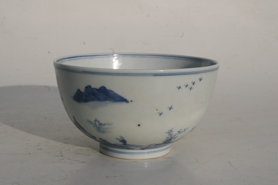 A Chinese blue & white bowl decorated with figures in a landscape, 14cms (5.5ins) diameter.Condition - Image 6 of 7